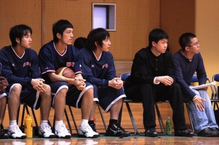 右から2人目から左へ、岩井学生コーチ、#5竹内、#6青砥。