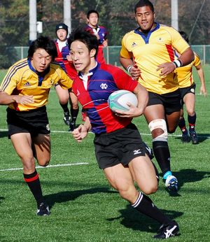 ジュニア選手権決勝トーナメント（「グレード1」）の直前には、両大学Cチーム同士の練習試合が行われた（写真中央は慶應WTB杉山幸輔）【安藤貴文】