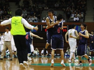 優勝の瞬間、喜びを分かち合う♯4田上と♯5小林