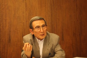 戦時下の慶應義塾について語る白井氏