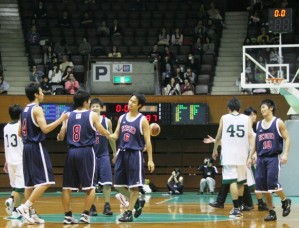 試合終了後、コートに立っていた4年生たちは慶大らしいバスケットで勝利でき、安堵の表情を見せた