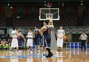 この日の勝因ともなった♯4田上と♯5小林が試合終了のブザーと共に喜びを分かち合った。