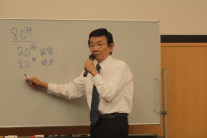 日本の財政構造について説明する与謝野氏