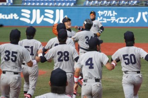 福谷に駆け寄り優勝を喜ぶ慶大野球部