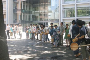 キャンパス内で打ち水に興じる塾生