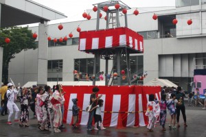 地域の子どもたちも盆踊りに参加した