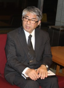 法学部教授　有末賢氏 専門は社会学（都市社会学・生活史研究）。博士（社会学）。77年慶應義塾大学法学部政治学科卒業、82年同大学大学院社会学研究科社会学専攻博士課程修了。85～87年英国エセックス大学社会学部訪問研究員。91～92年中国・北京日本学研究センター客員助教授。96年より現職。日本社会学会、日本文化人類学会、日本移民学会など所属学会多数。