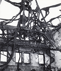 空襲で内部がむき出しになった三田キャンパスの大講堂（福澤研究センター所蔵）