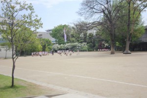 児童らが駆け回る幼稚舎の校庭