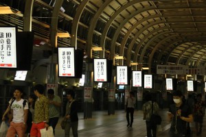 通路に沿って並ぶデジタルサイネージ（品川駅）