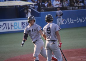 東大第1戦、本塁打を放ち笑顔がこぼれる谷田（写真左）