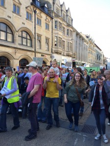 難民受け入れへの賛成を表明する人々。 デモはイギリスで日常的な光景だ