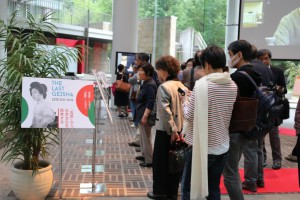 先月開かれた「最後の吉原芸者の記録」展示会の様子。一般人も多く訪れた。―日吉来往舎にて