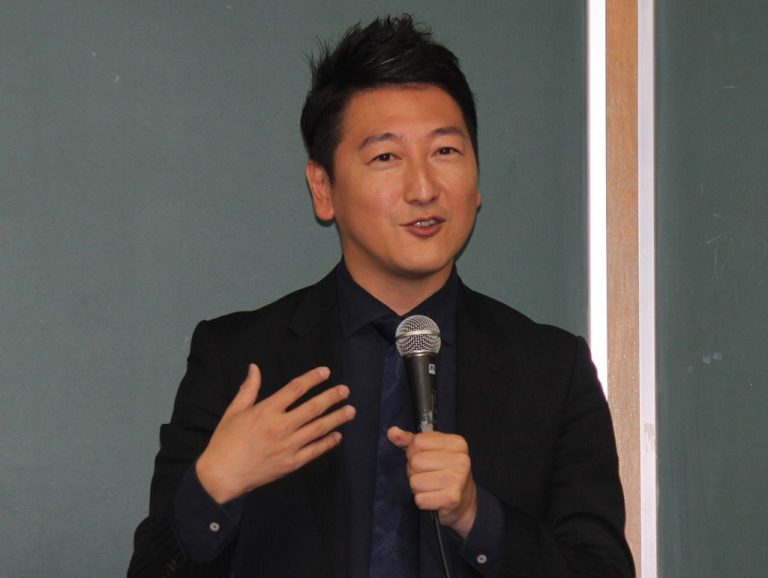 堀潤氏、登壇　情報の見極め方を喚起