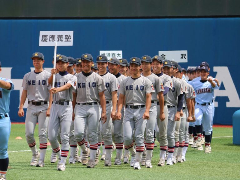 塾高の夏始まる　笑顔で行進、始球式に原辰徳さん・山本昌さん
