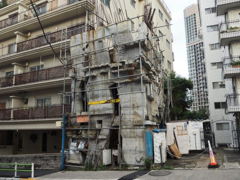 三田に自邸を建設中！　蟻鱒鳶ル（ありますとんびる）の作り手とは