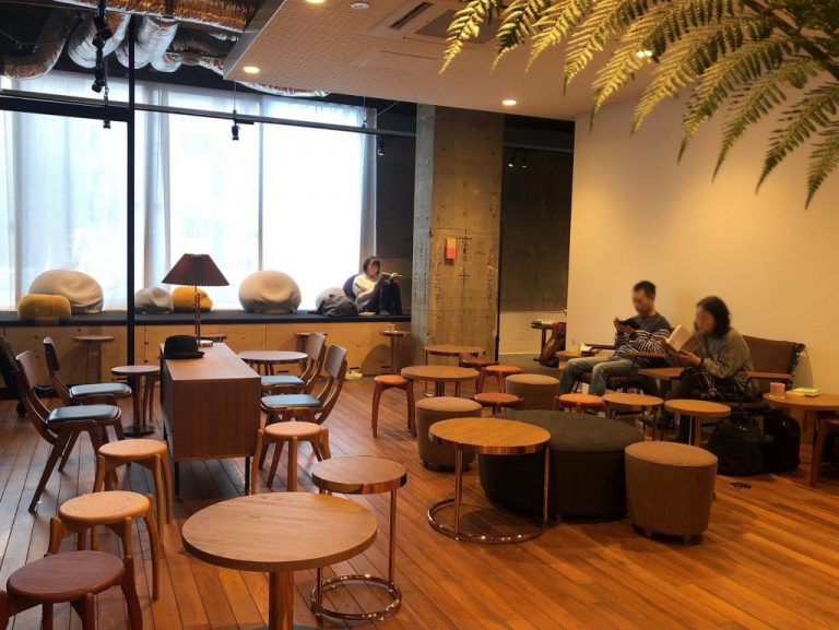 《本屋の行方》文喫　本屋に入場料？ 偶然出会った本と恋に落ちるための本屋