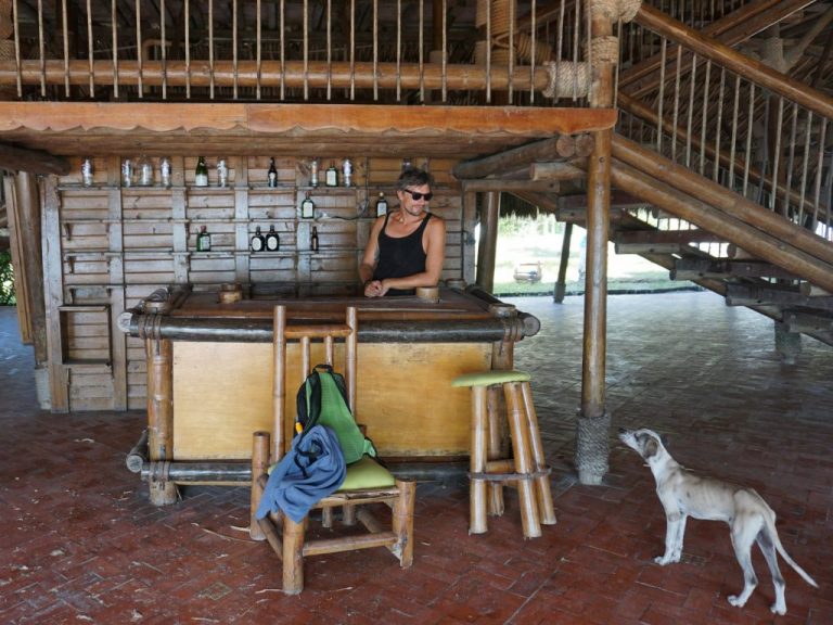 教え子の出身14カ国を旅した教師　生徒自作のガイドブック片手に
