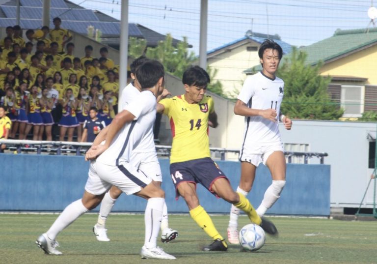 [サッカー]リーグ後期戦開幕　タフな守りと得点力でリーグ戦首位をキープ