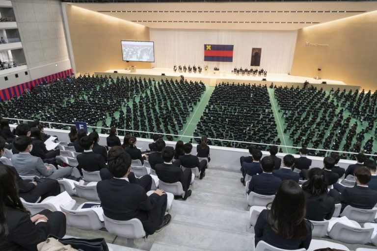 2021年度学部入学式　満開の桜の下、初の日吉記念館での開催に